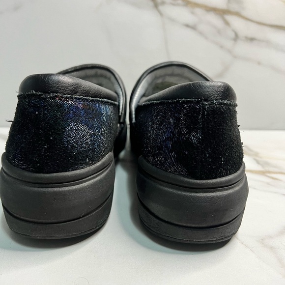 Nurse mates clogs provide all day comfort and durability. Size 7 slip resistant - Picture 8 of 9